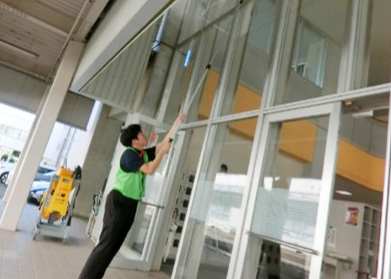 高所の蜘蛛の巣を取る